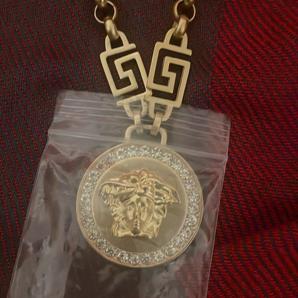 Versace jewelry Unisex. ( check the display pictures well )